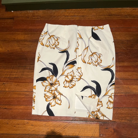 White House Black Market Cream and Black Floral Pencil Skirt - Picture 2 of 4